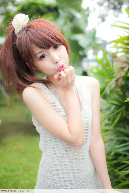 可爱美眉小清新户外迷人写真