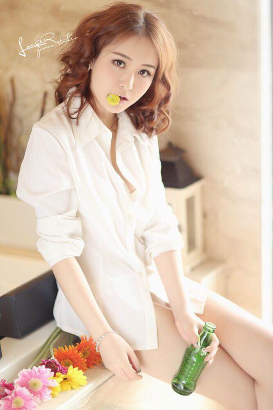 美胸少女私房白色内衣诱惑写真
