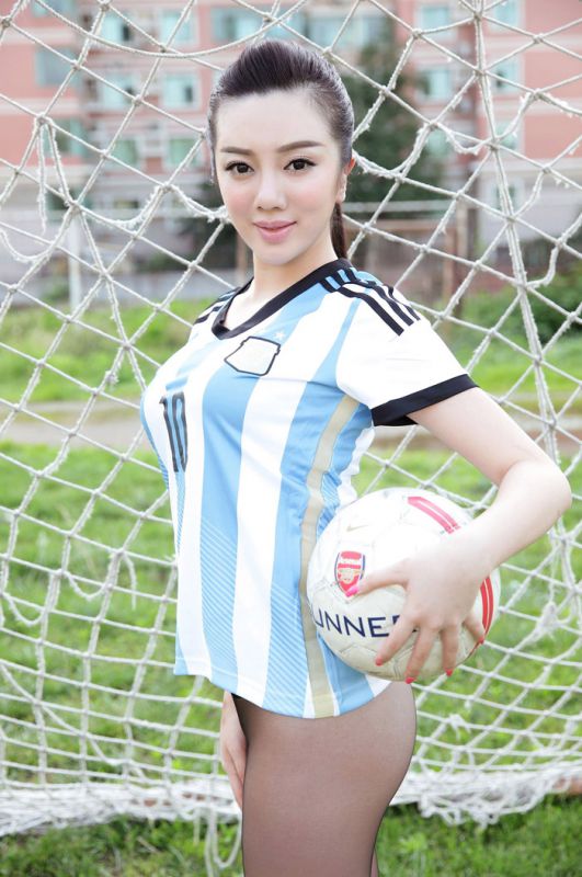 性感黑丝足球宝贝户外诱人写真