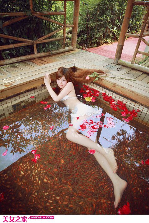 性感泳池美女诱人写真