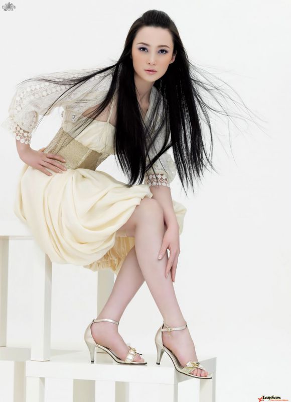 长发美女蒋勤勤连衣裙迷人写真