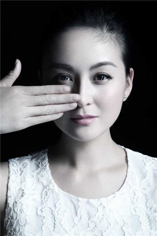 戴娇倩性感白纱小露酥胸迷人写真