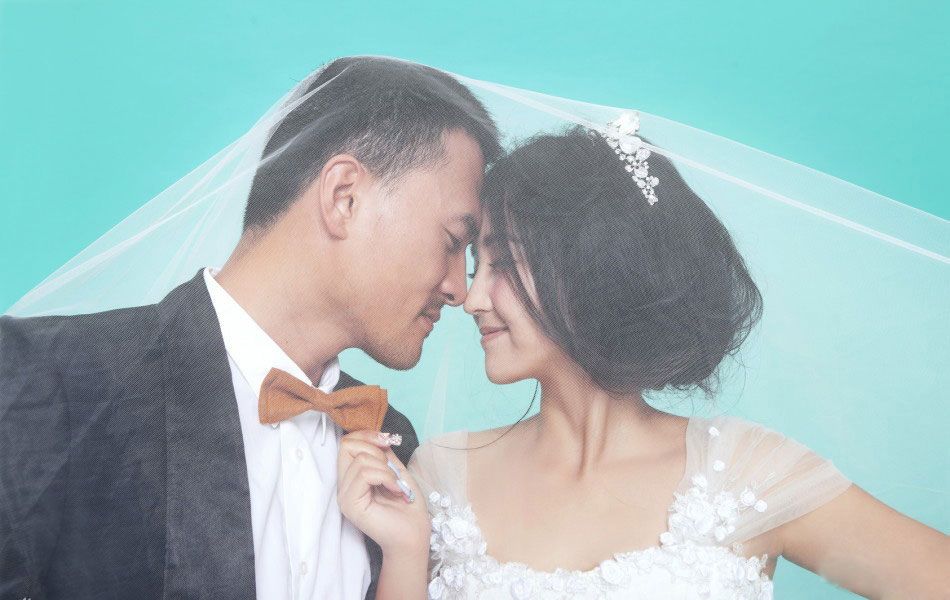 何洁幸福甜蜜婚纱照