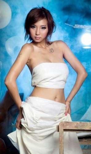 粉色内衣美胸美女私房诱人写真