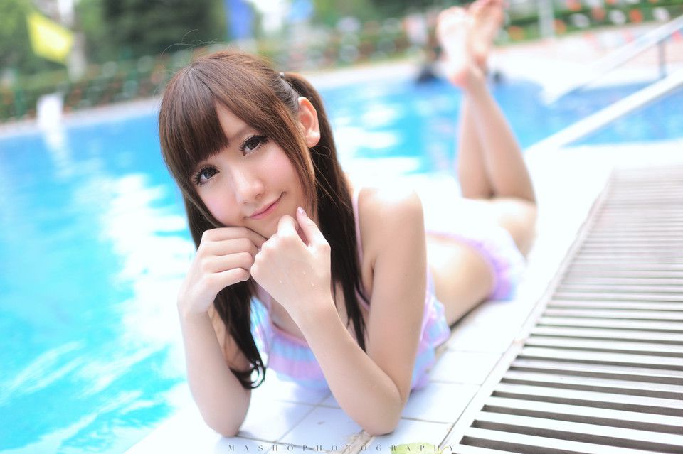 清纯萝莉泳池俏皮比基尼写真照