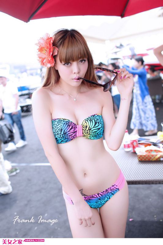 机车比基尼美女诱人写真