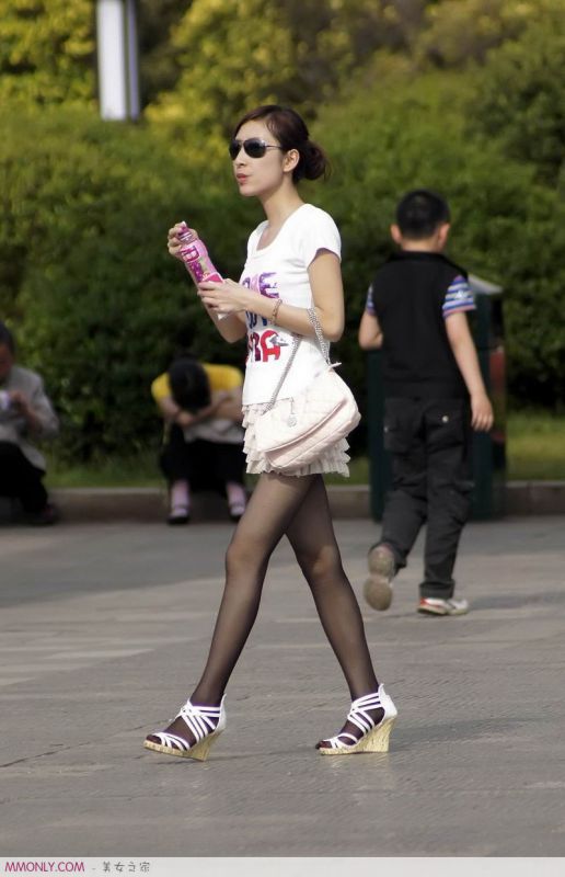 街拍黑丝可爱美女迷人写真