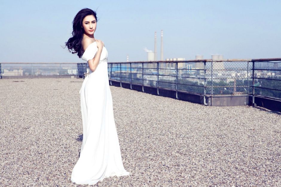 红唇美女安金莉娅白色短裙迷人写真