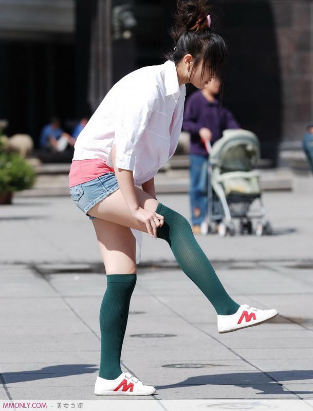 街拍丝袜可爱美女高清写真