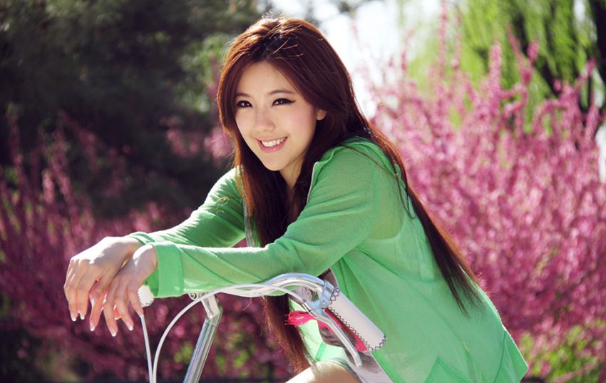 内地女星赵奕欢单车唯美写真
