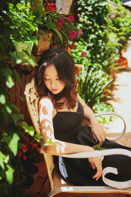 性感吊带裙美胸美女私房诱人写真