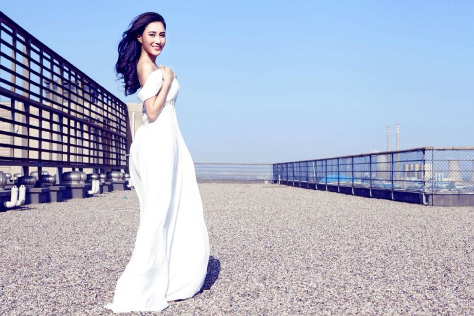 红唇美女安金莉娅白色短裙迷人写真