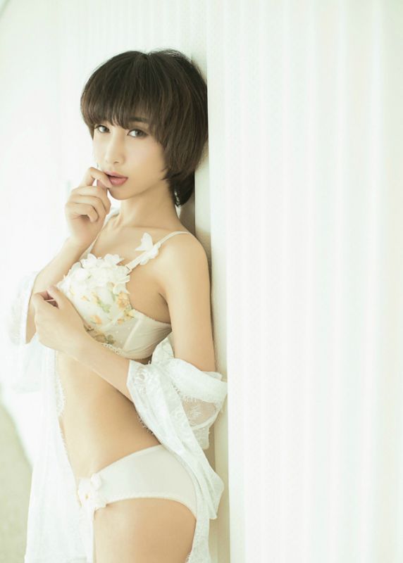 张梓瑗性感内衣秀傲人双峰写真