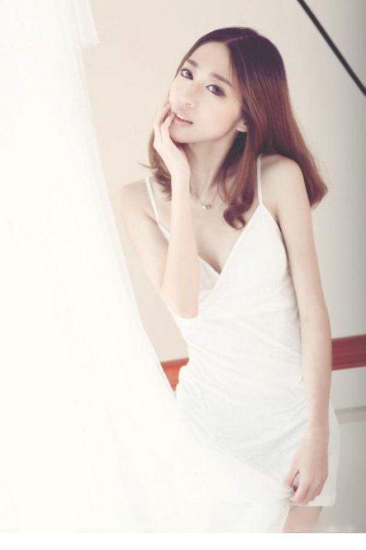 可爱吊带裙美女唯美写真