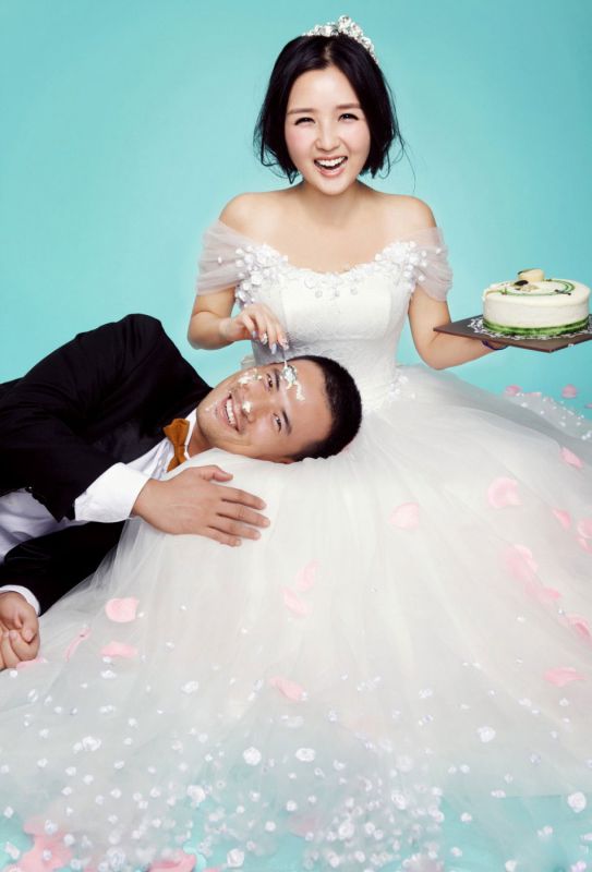 何洁幸福甜蜜婚纱照