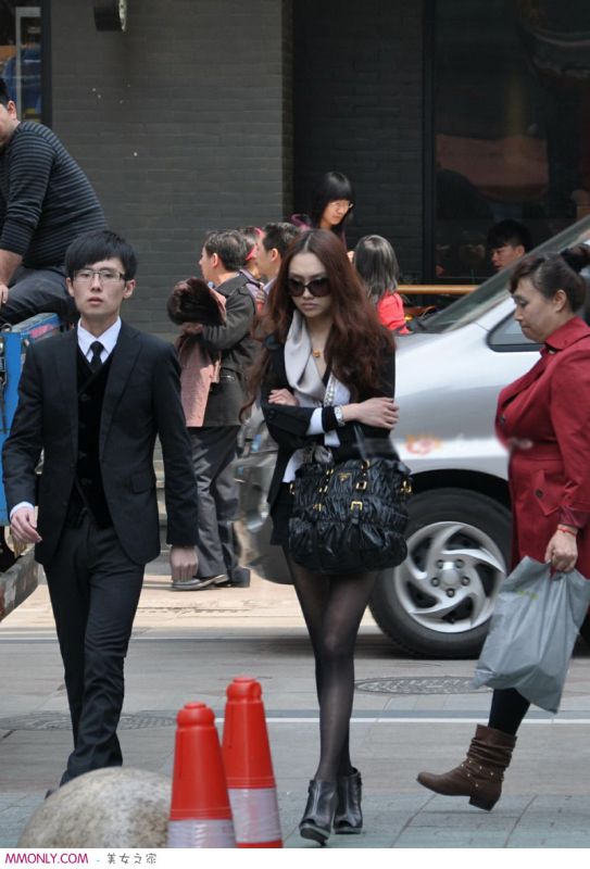 街拍潮流黑丝美女高清写真
