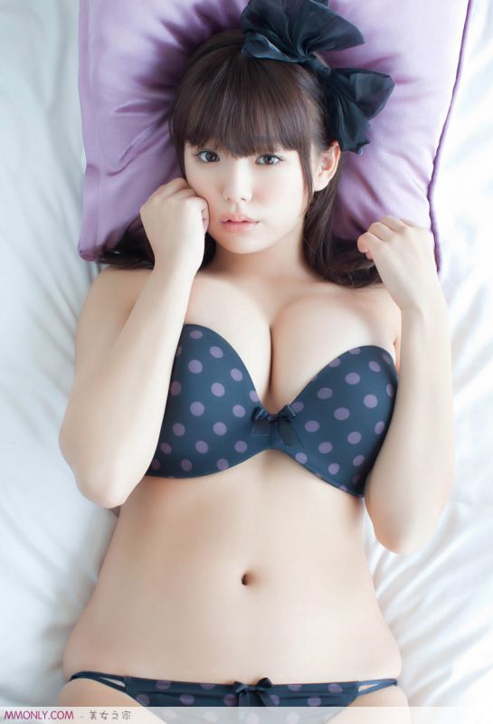 日本娃娃脸美女筱崎爱性感美胸诱惑写真