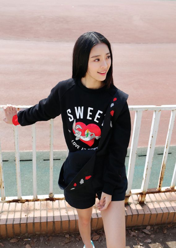 李莎F子操场唯美写真拍摄