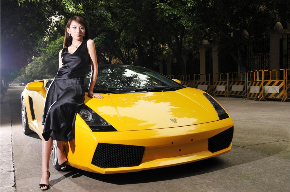 性感香车美女户外秀美腿写照