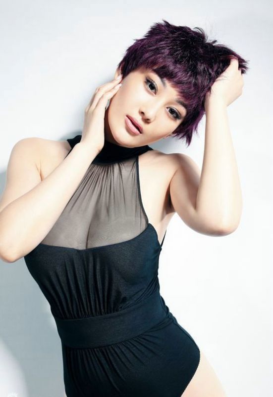 张馨予性感美胸诱人写真