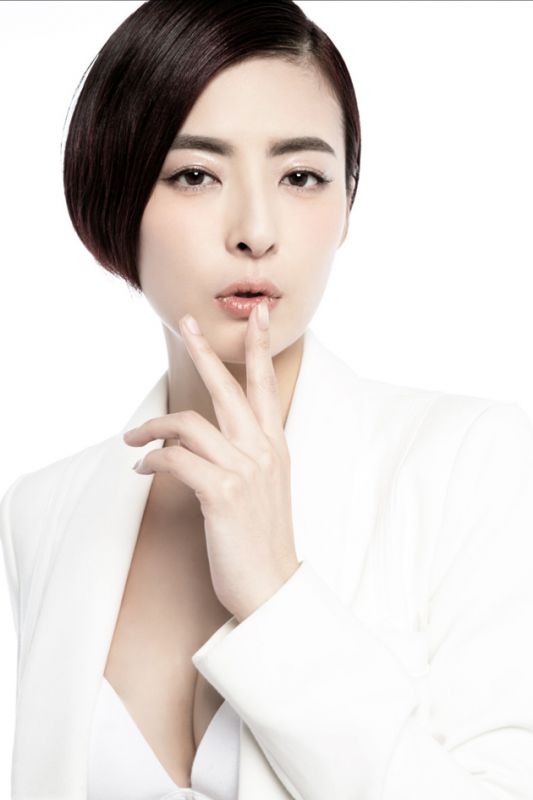 杨紫彤性感白色制服酥胸迷人写真