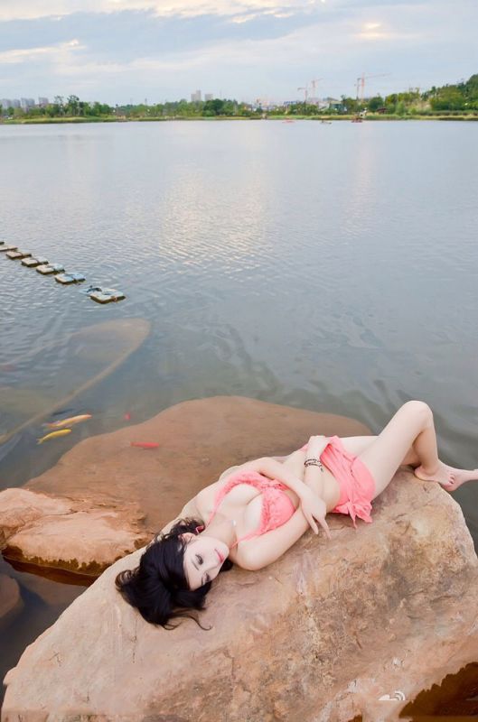 粉色性感比基尼美女写真欣赏