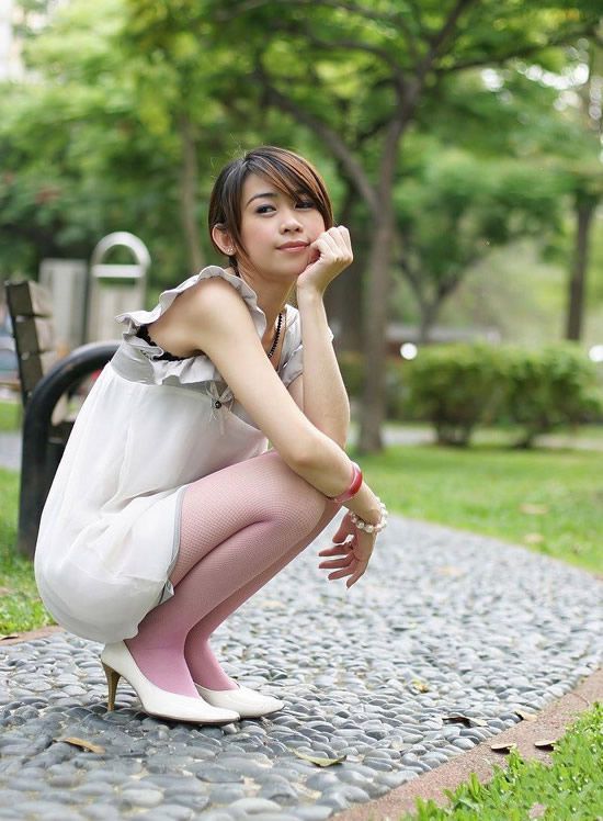 妩媚美胸美女户外内衣撩人写真