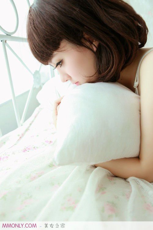 可爱短发美女私房迷人写真
