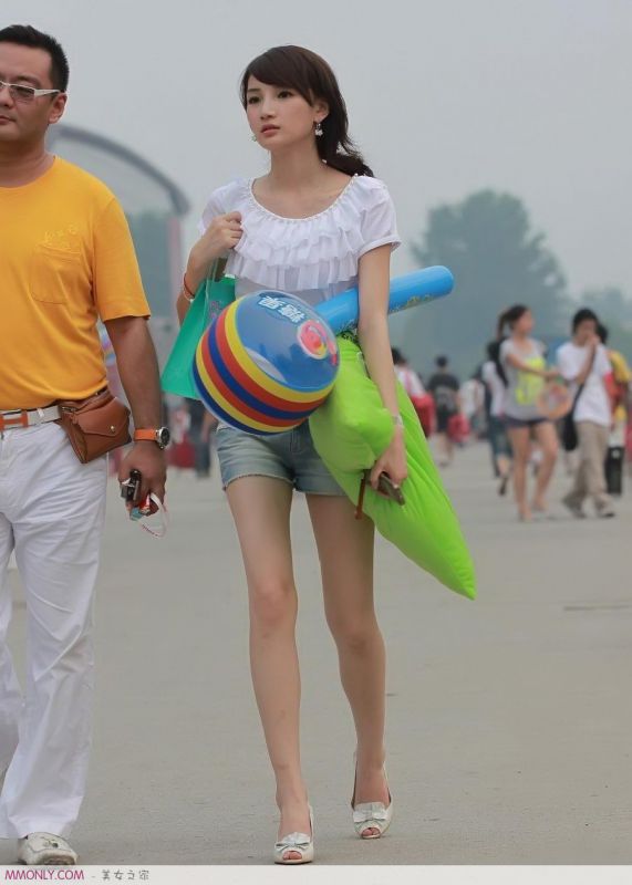 街拍靓丽时尚美腿美女高清写真