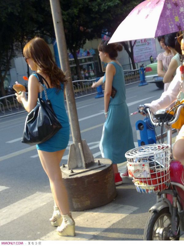 性感短裙高跟美女街头写真