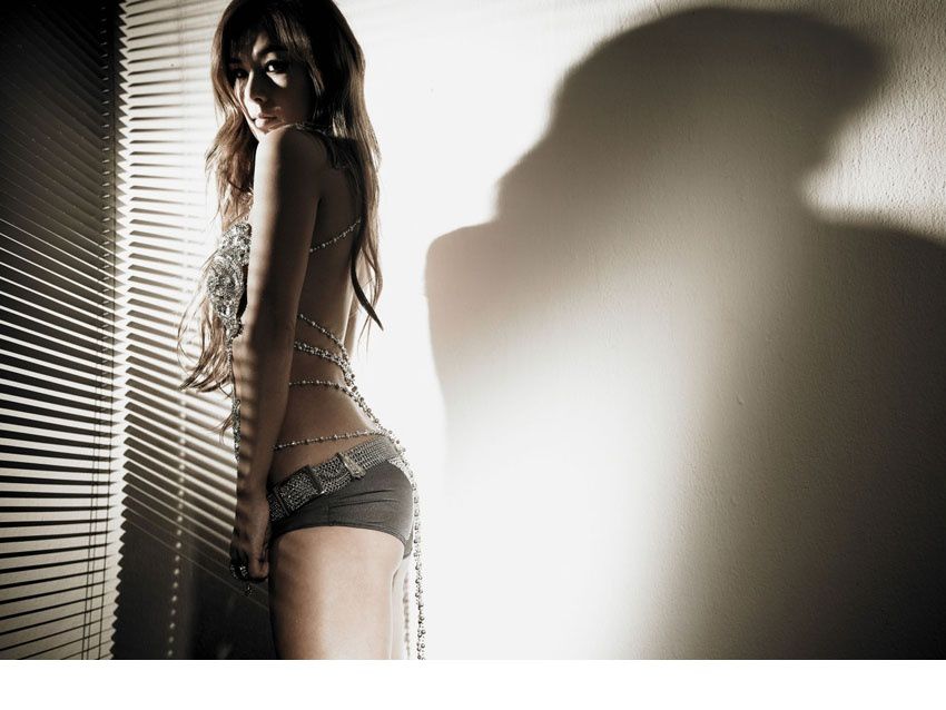 韩国“电音女王”蔡妍性感写真