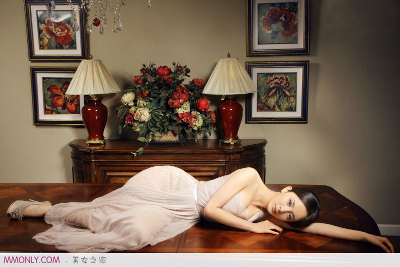 杨幂性感酥胸短裙迷人写真