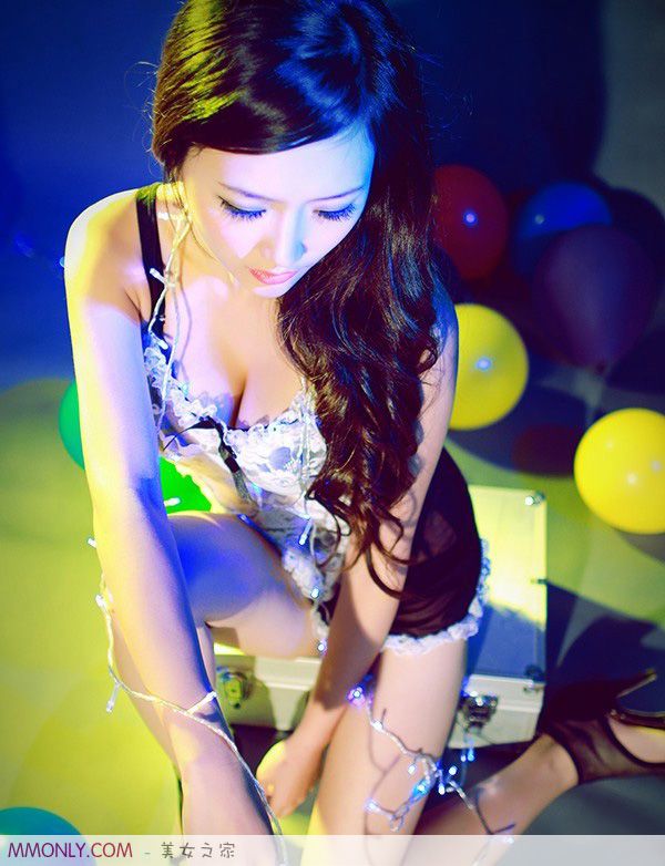 妩媚美胸吊带裙美女性感写真