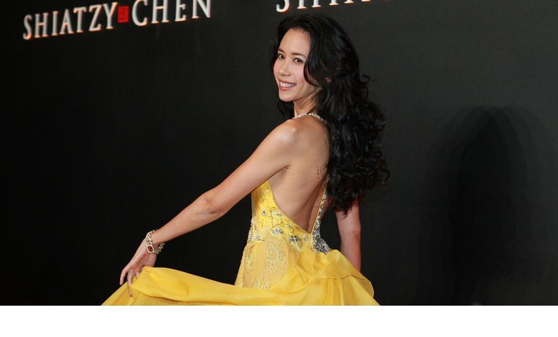 莫文蔚性感露美背长裙活动照
