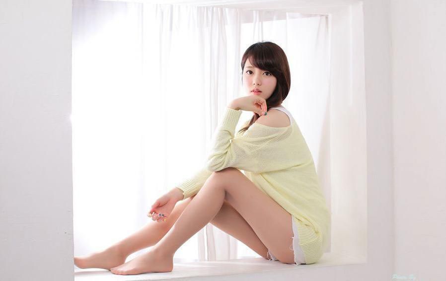 制服丝袜美女Sara闺房写真