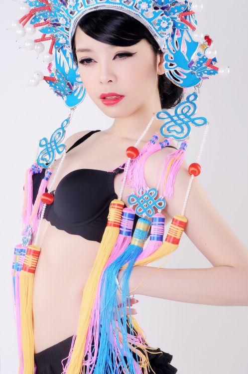 妖艳红唇美女性感迷人写真