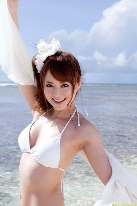 吉泽明步沙滩比基尼诱人写真