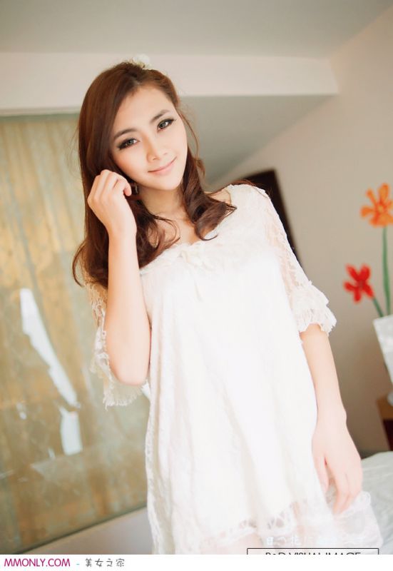 靓丽清纯蕾丝裙美女高清写真