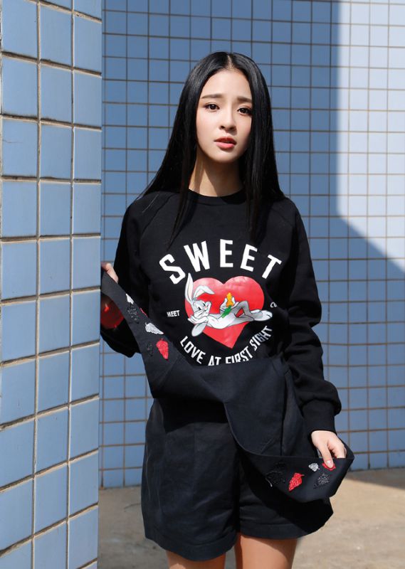 李莎F子操场唯美写真拍摄