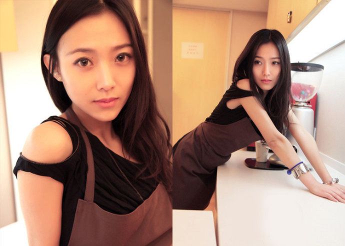 长发短裙美女室内迷人写真