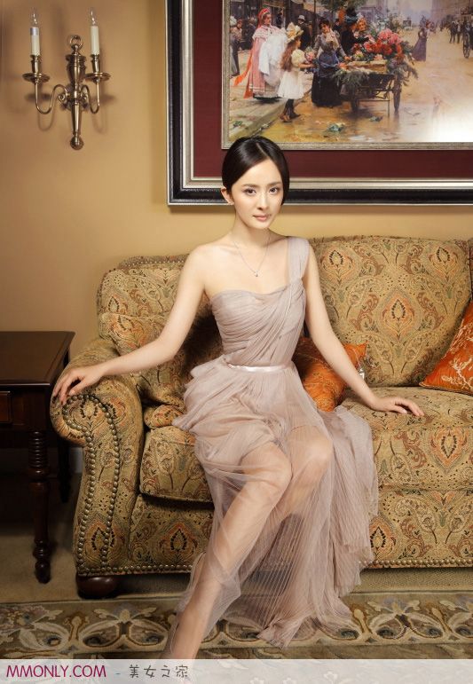 杨幂性感酥胸短裙迷人写真