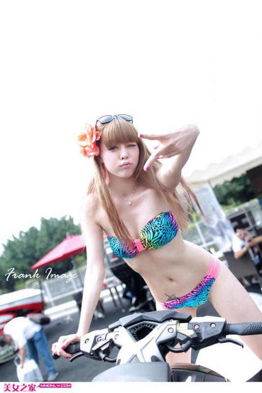 机车比基尼美女诱人写真