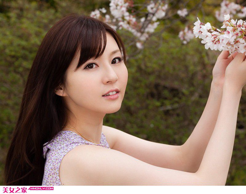 诱人美胸美女性感写真