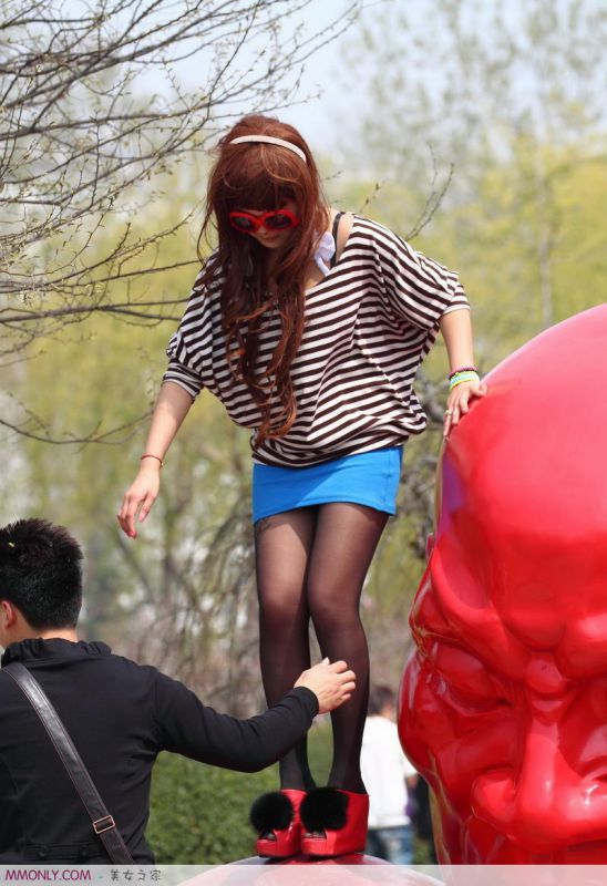 街拍时尚短裙丝袜美女高清写真