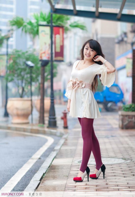 性感短裙美女街头卖萌高清写真