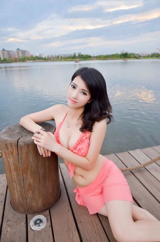 粉色性感比基尼美女写真欣赏