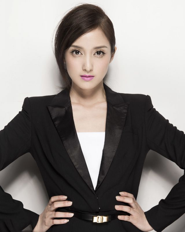 陈一诺黑色西装优雅高清写真