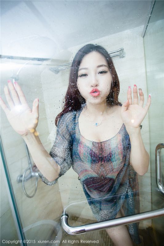 黑色内衣美女浴室湿身诱惑写真