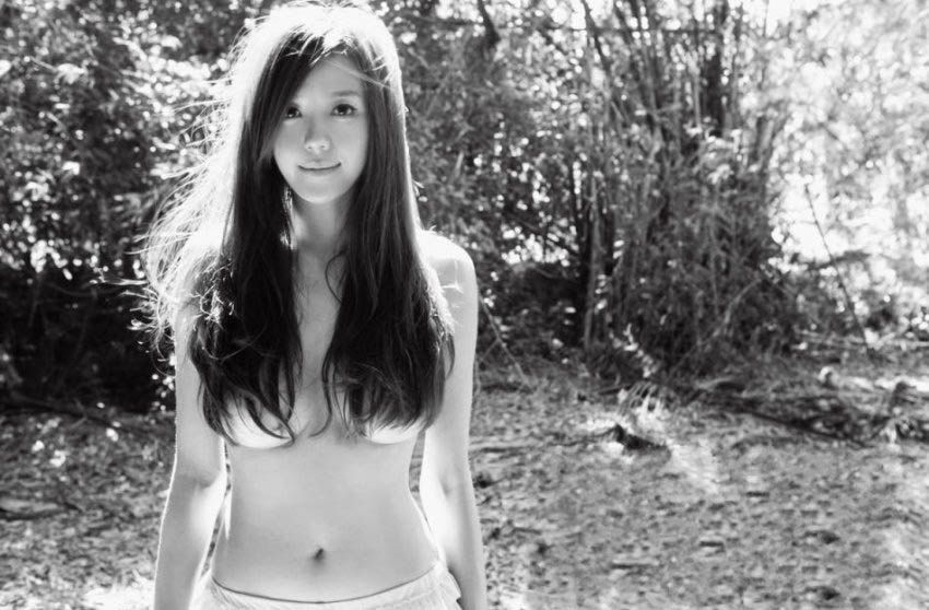 性感女神周韦彤户外高清写真