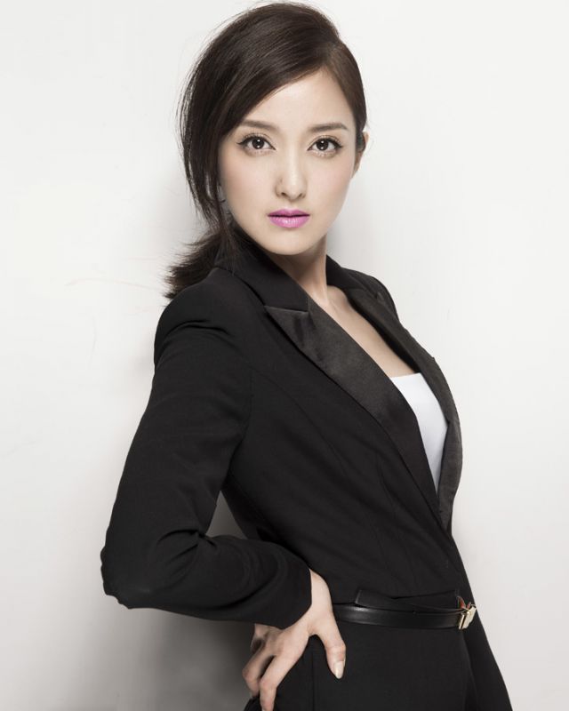 陈一诺黑色西装优雅高清写真